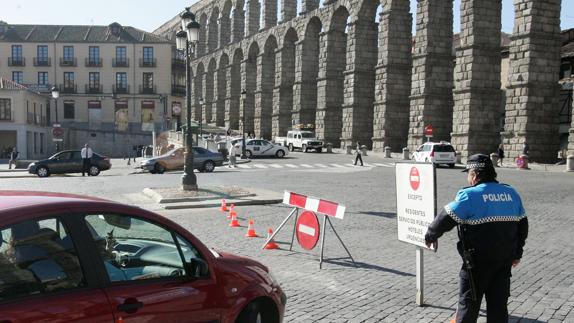 Segovia buscará soluciones a los colapsos de tráfico en el casco histórico