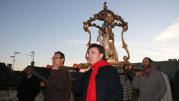 El Niño de la Bola despierta la devoción de los cuellaranos