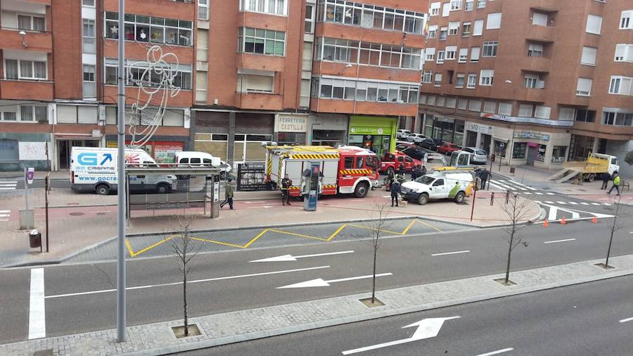 Vecinos del Camino Viejo de Husillos alertan de una fuga de agua en una casa