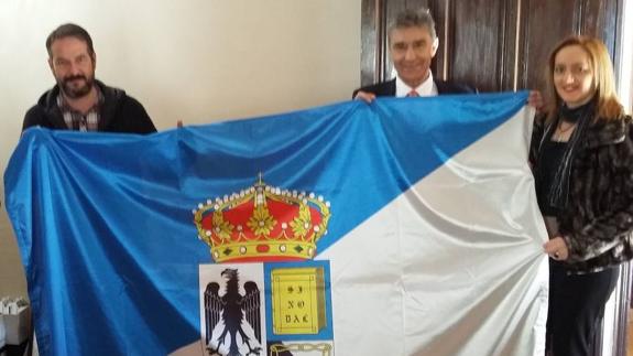 La nueva bandera de Aguilafuente ya ondea en el balcón del Ayuntamiento