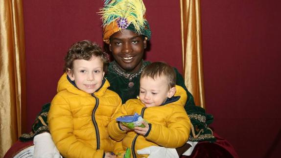 Cientos de niños de Cuéllar acuden a la llamada del Cartero Real de los Magos