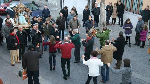 Los cuellaranos desafían al frío para despedir en procesión al Niño de la Bola