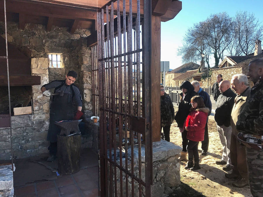 Sotosalbos reconstruye y pone en marcha la antigua fragua del pueblo