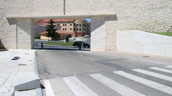 Las obras en la calle Palacio motivan el cierre al tráfico la puerta de la muralla