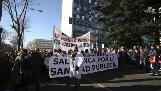 Partidos y sindicatos reprochan al alcalde su ausencia en la Marea Blanca por la Sanidad