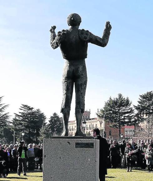 La ciudad recordará a Julio Robles con música de pasodoble junto a su escultura