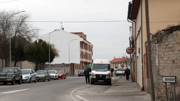 El arreglo de parte de la acera de la carretera de Bahabón eliminará aparcamientos