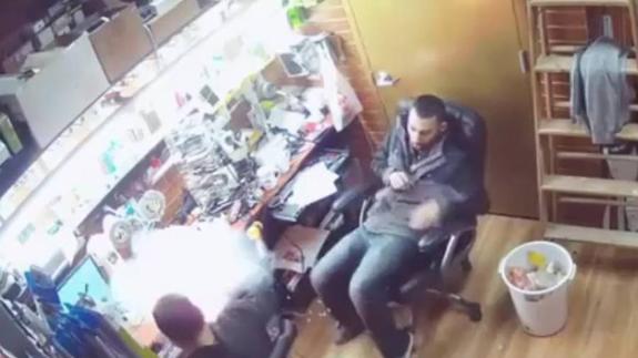 Un iPhone 7 explota en la mano del operario que lo estaba manipulando