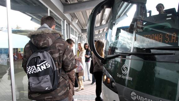 Fomento licita el servicio de autobús de Segovia a Madrid sin mejorar las rutas universitarias