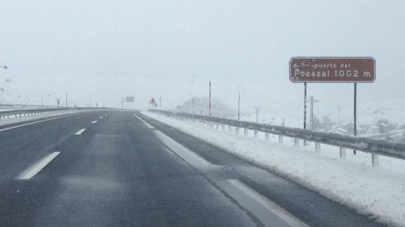 La nieve obliga a embolsar 85 camiones en la A-67 entre Mataporquera y Aguilar
