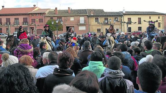 Los quintos de San Cebrián festejan a San Antón