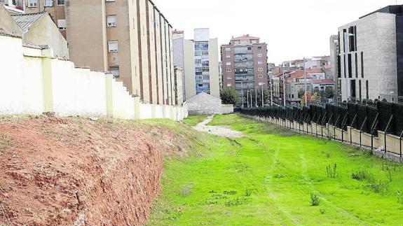 Mañueco plantea la construcción de un edificio «institucional» en el terreno de Defensa
