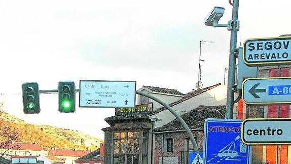 El descenso de las infracciones permite quitar la cámara del semáforo de San Francisco