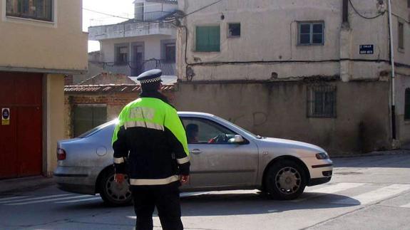 Cuéllar no logra seducir a policías locales de otras provincias