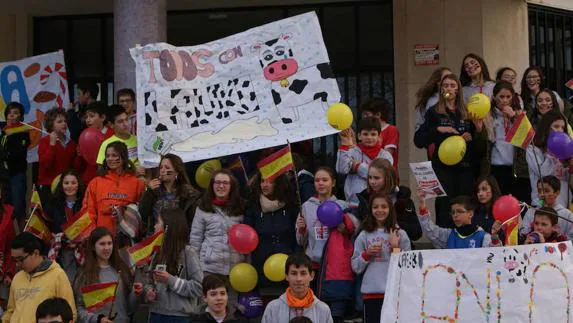 Niños del colegio San Agustín protestan por los cierres de Dulciora y Lauki
