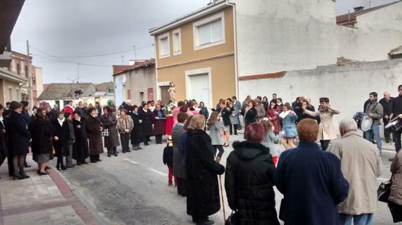 Los vecinos de Villaverde de Íscar bailan ante la venerada imagen de San Sebastián