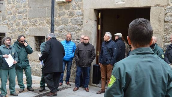 Silencioso homenaje a los dos agentes medioambientales fallecidos en Lleida