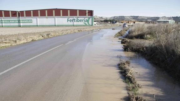 Revienta en Peñafiel una de las tuberías de la Comunidad de Regantes y el agua llega hasta la carretera