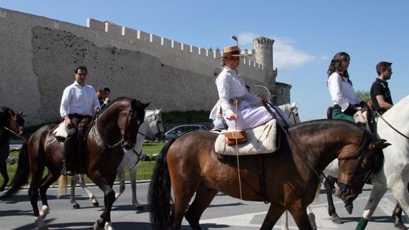 Amigos del Caballo acerca a la villa la monta a la amazona