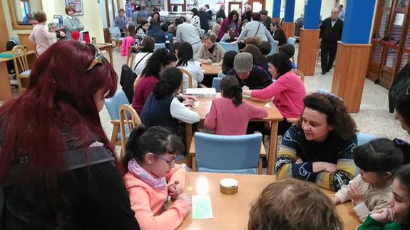 La Comunidad de Aprendizaje del colegio Los Arévacos, desarrolla una actividad solidaria intergeneracional