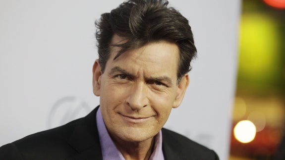 Charlie Sheen se despacha a gusto con el creador de 'Dos hombres y medio'