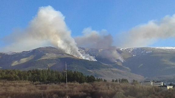 La nieve apaga el incendio de Candelario