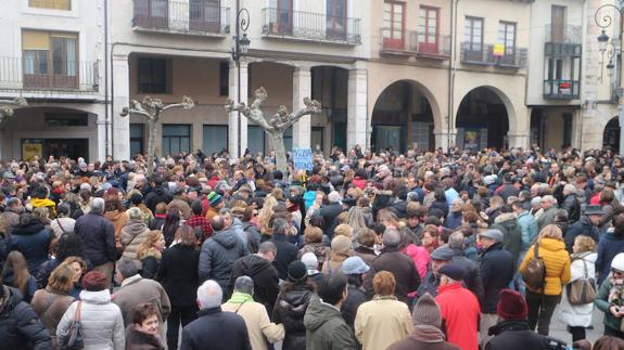 Un millar de personas se concentran en contra de la reducción de condena del asesino de Ana González