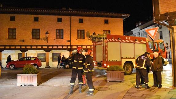 Un incendio daña la techumbre de un edificio en la zona monumental de Aguilar