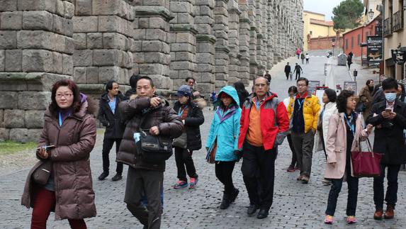 Oleadas de chinos inauguran su año del gallo en Segovia