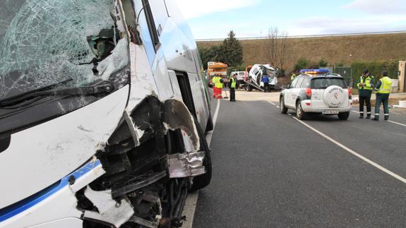 Fallece una mujer de 43 años tras chocar un autobús con una furgoneta en Espirdo