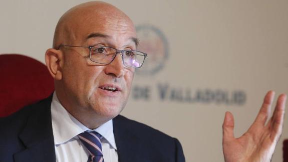 La cofradía de La Flagelación de Rioseco entrega el título de hermano de honor a Carnero