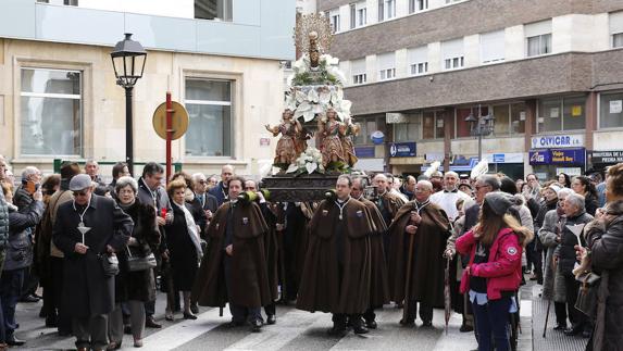 Cientos de palentinos veneran a la Virgen de la Calle