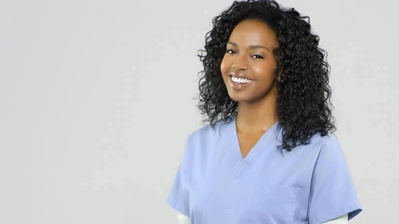 Jerrika Hinton, la doctora Stephanie Edwards, abandona 'Anatomía de Grey'