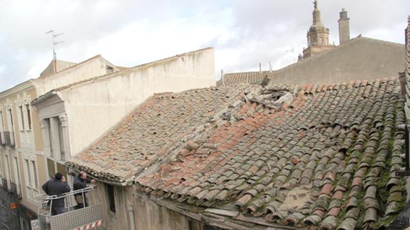 Viento y lluvia provocan desprendimientos en edificios mal conservados de Arévalo