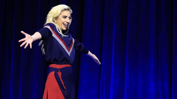 Lady Gaga deja sus encantos al aire