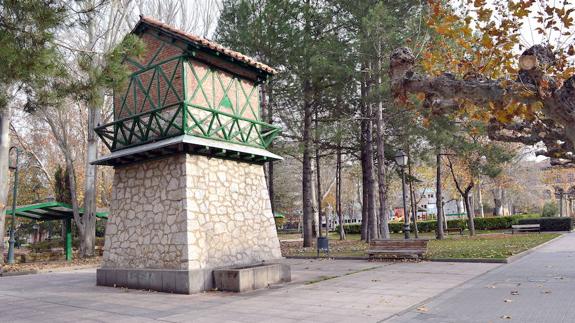 Reclama el 50% del dinero la mujer que halló 27.500 euros en un desagüe de Jardinillos