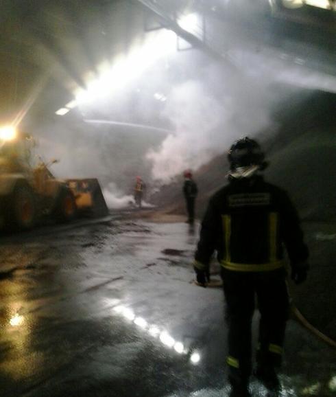 Un fuego daña una nave de pipas de girasol en Cordovilla