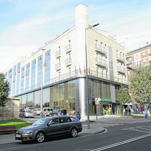 Las asociaciones ciudadanas se unen en la reclamación del cierre del hotel Corona Sol