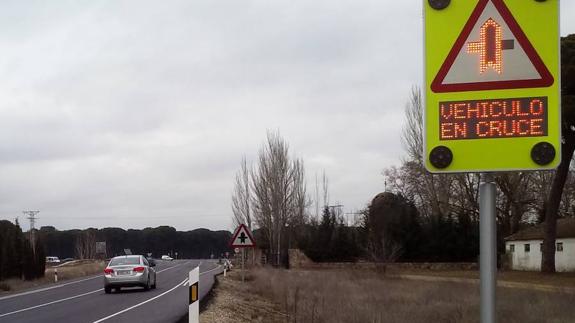 Instalan un sistema de señalización inteligente en un cruce peligroso en Íscar