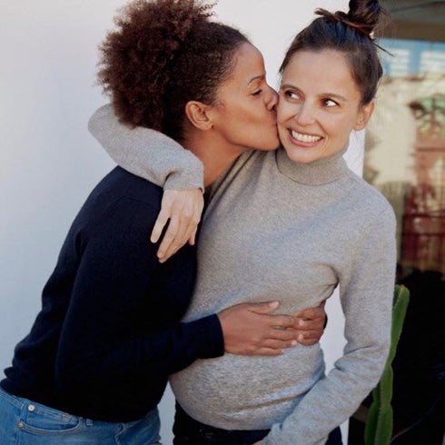 Elena Anaya, madre de un niño, junto a su pareja Tina Afugu Cordero