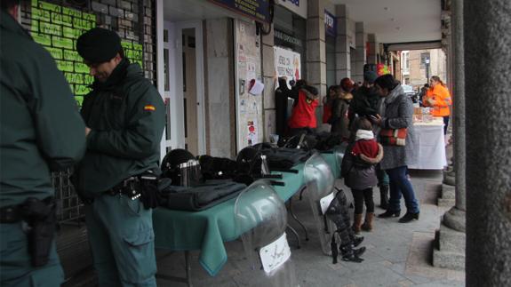 La Guardia Civil de Arévalo muestra sus equipos para solidarizarse con los pequeños oncológicos