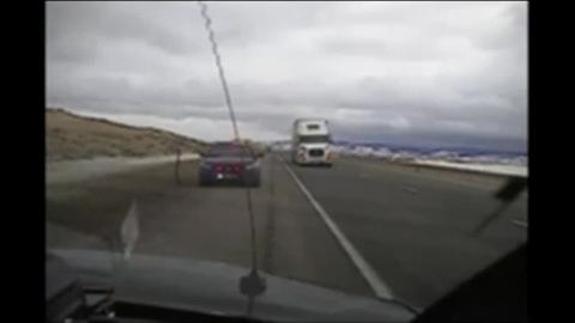 Un camión aplasta un coche patrulla por culpa del viento en EEUU