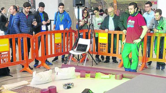 Eduardo Cáceres, premiado en el reto internacional de robots autónomos