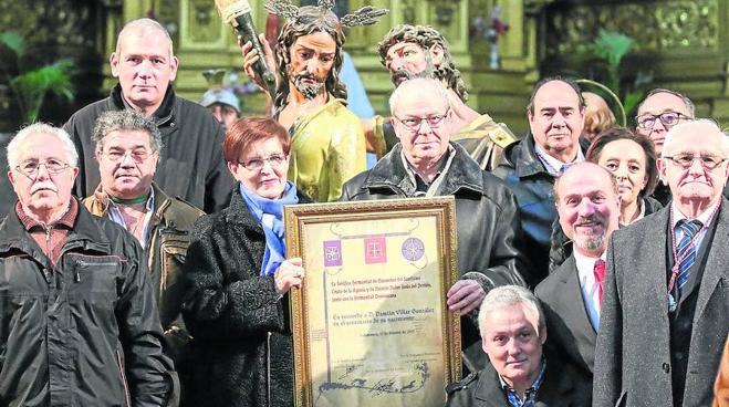 Primeros aires de Semana Santa en el homenaje al escultor Damián Villar