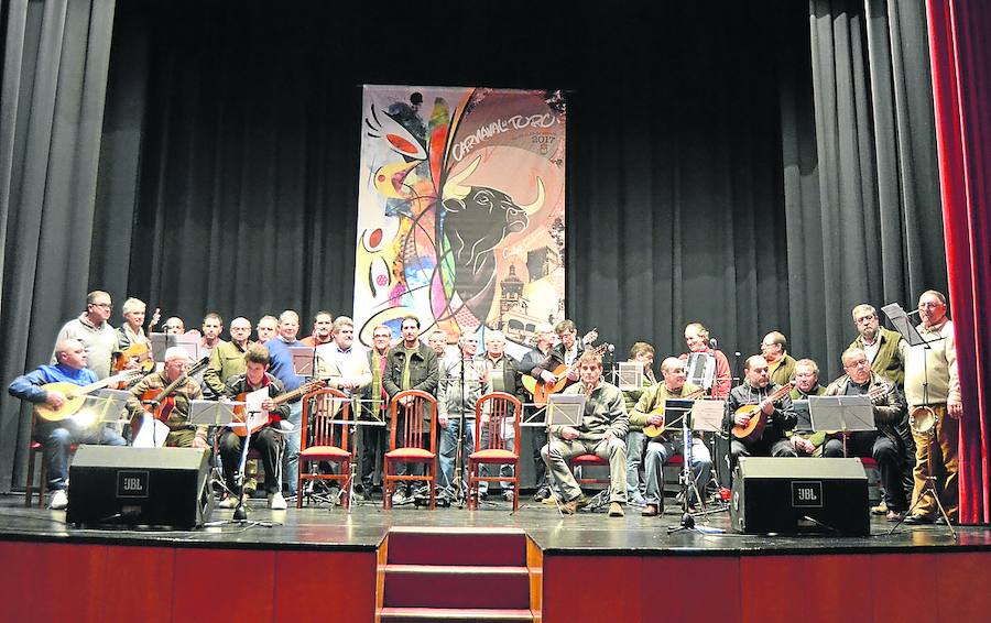 La Rondalla Tres Columnas afina sus coplas con el ensayo general en el Teatro Nuevo