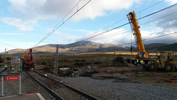 Las máquinas trabajan en la restauración de la vía férrea en las proximidades de La Estación