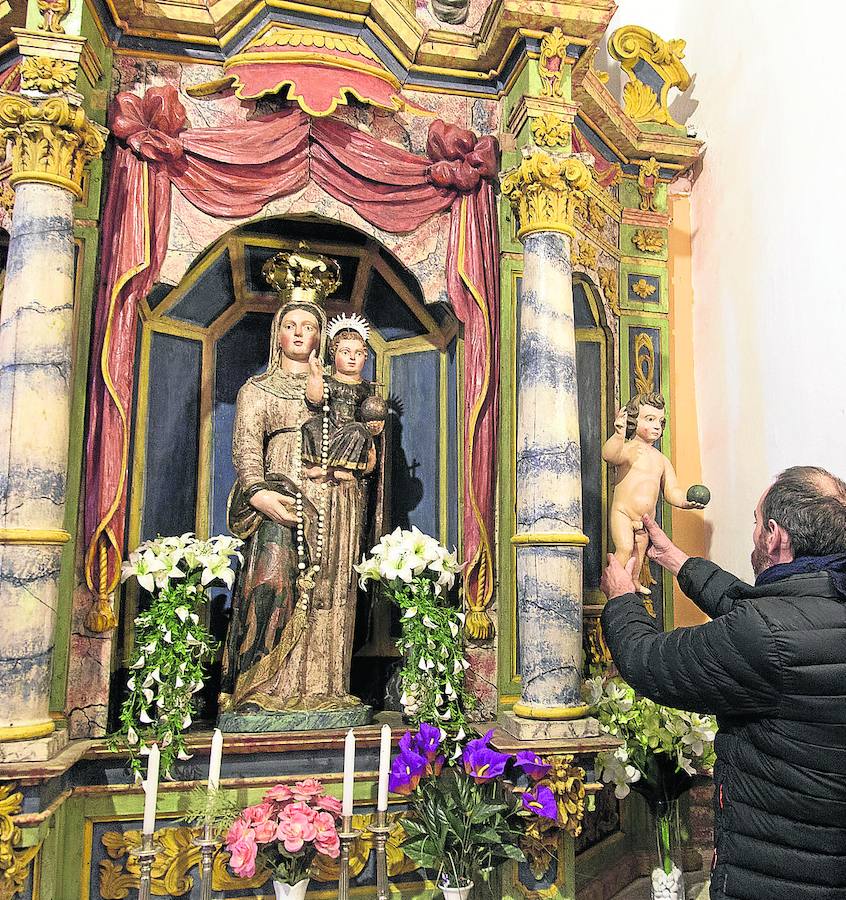 Los retablos de la Virgen y las esculturas de la iglesia recuperan su esplendor