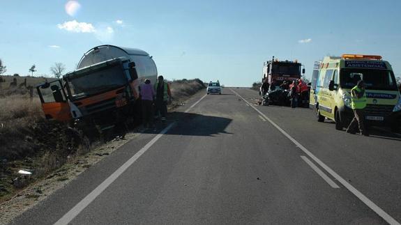 Evacuado en helicóptero un herido tras colisionar un turismo y un camión en Peralejos de Abajo