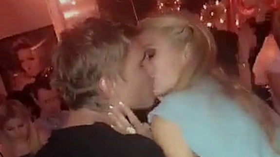 Paris Hilton, pillada dándole un beso a un desconocido