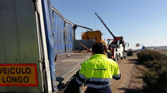 Herido grave al volcar un camión en Alaejos